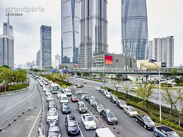 Verkehr auf der Strasse  Finanzdistrikt  Pudong  Shanghai  China