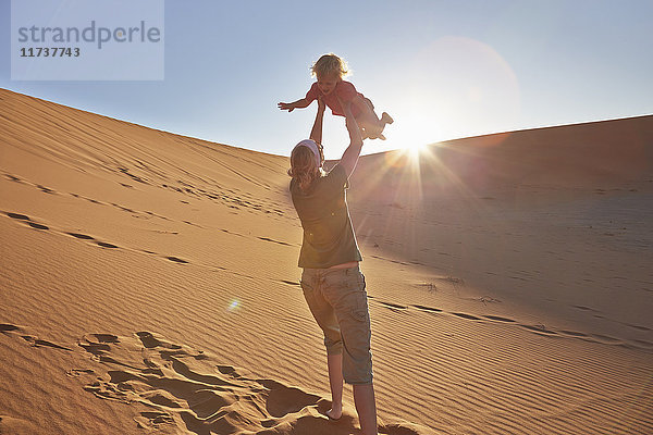Mutter spielt mit ihrem Sohn auf einer Sanddüne  Namib Naukluft Nationalpark  Namib Wüste  Sossusvlei  Dead Vlei  Afrika