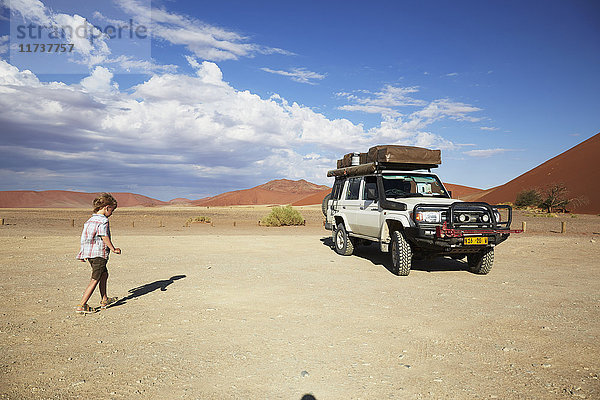Junge zu Fuß zum Fahrzeug  Namib Naukluft Nationalpark  Namib Wüste  Sossusvlei  Dead Vlei  Afrika