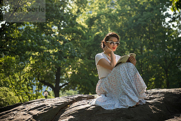 Mittelgroße erwachsene Frauen mit digitalem Tablet im Central Park  New York