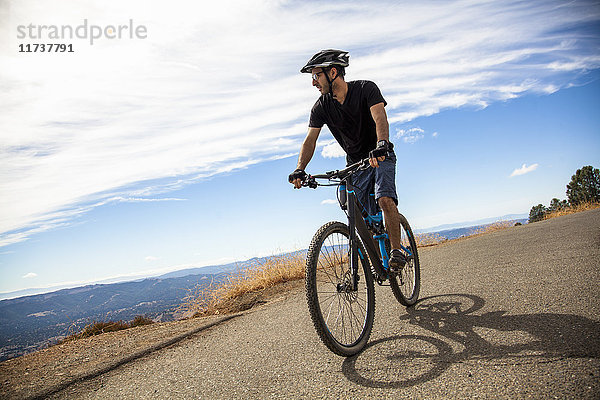 Junger männlicher Mountainbiker mit Blick von der Landstraße  Mount Diablo  Bay Area  Kalifornien  USA