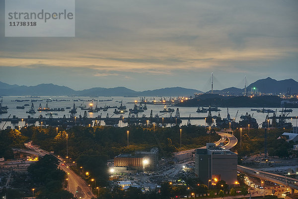 Hafen von Victoria in der Abenddämmerung  Yau Ma Tei  Hongkong