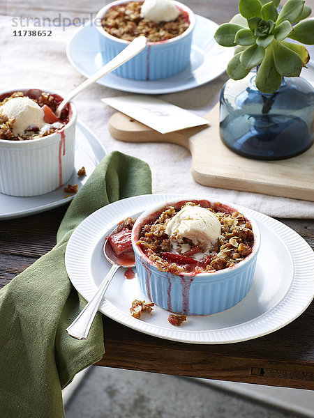 Stilleben von Rhabarber  Apfel und Erdbeerstreusel mit Eiscreme