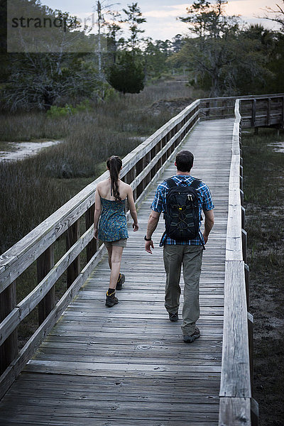 Wanderer überqueren Brücke  Skidaway Island State Park   Savannah  Georgia  USA