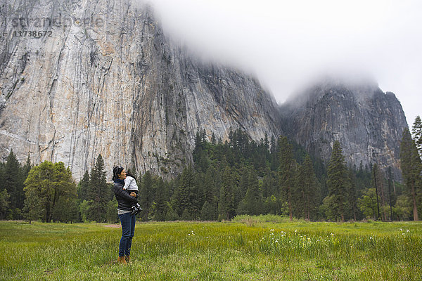 Mittelgrosse erwachsene Frau mit Kleinkind-Tochter auf einer Wiese  Yosemite National Park  Kalifornien  USA