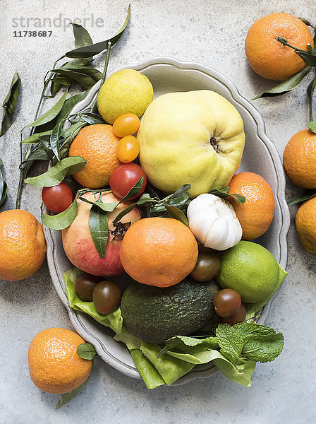 Draufsicht auf buntes Obst und Gemüse in einer Servierplatte