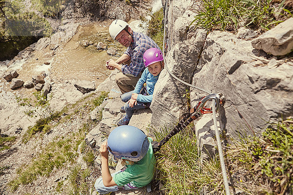 Vater und Kinder genießen Aussicht auf Felsen  Ehrwald  Tirol  Österreich
