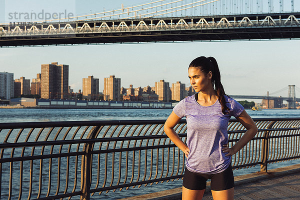 Junge Läuferin vor der Manhattan-Brücke  New York  USA