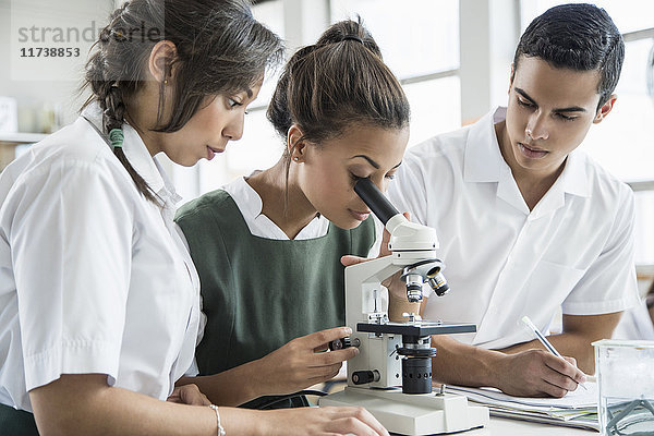Studenten benutzen Mikroskop im Labor