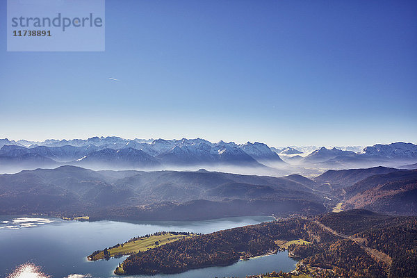 Hochwinkelansicht der Berge und des Walchensees  Bayern  Deutschland