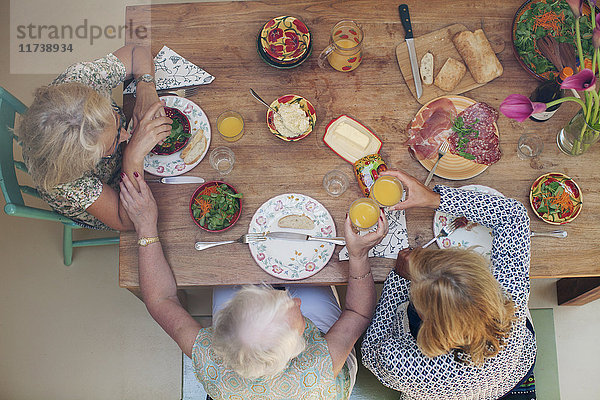 Drei Frauen beim gemeinsamen Mittagessen zu Hause  Draufsicht