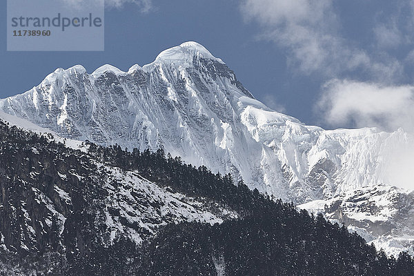 Niedrigwinkelansicht eines schneebedeckten Berges  Bezirk Shangri-la  Yunnan  China