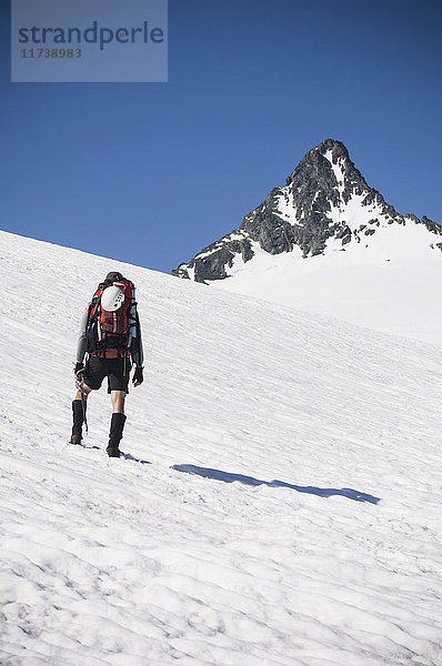 Mann besteigt den Sulfid-Gletscher am Mount Shuksan  North Cascades National Park  Washington  USA