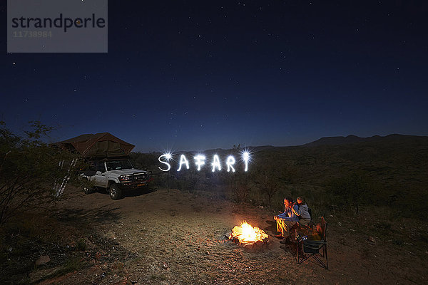 Familie am Lagerfeuer  Gamsberg-Pass  Namibia