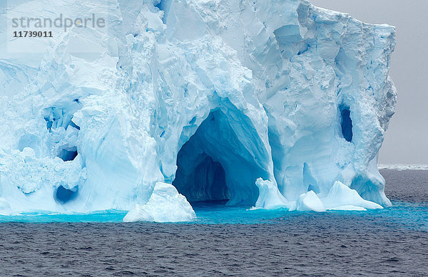Eisberg  Eisscholle  im südlichen Ozean  180 Meilen nördlich der Ostantarktis  Antarktis