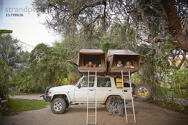 Familie in Schlafzelten auf Geländewagen  Ruacana  Owamboland  Namibia