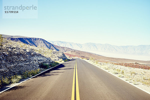 Blick von der geraden Wüstenstraße  Death Valley  Kalifornien  USA