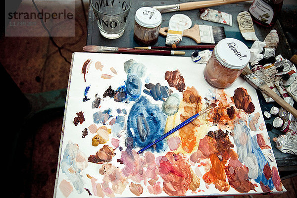 Zusammengemischte Ölfarben auf der Palette des Künstlers