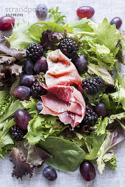 Grüner Salat mit Trauben  Beeren und Prosciutto