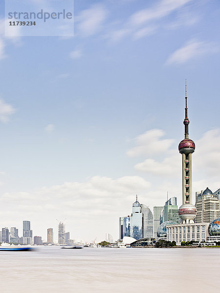 Die Skyline von Pudong und der Bund am Fluss Huangpu  Shanghai  China