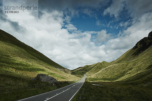 Ansicht einer Bergstraße im Sonnenlicht  Beulah  Wales  UK