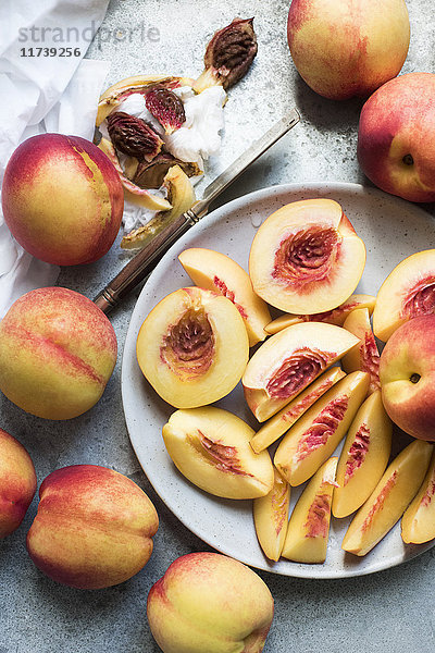Draufsicht auf Pfirsichscheiben auf dem Teller