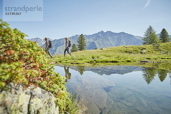Junges Wanderpaar am See  Karthaus  Schnalstal  Südtirol  Italien