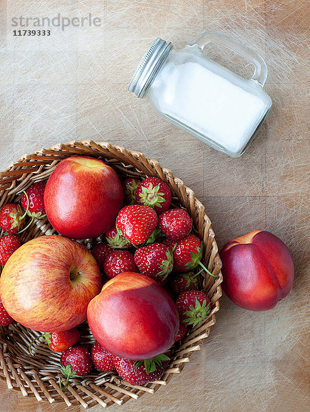 Korb mit Äpfeln  Pfirsichen und Erdbeeren  Draufsicht
