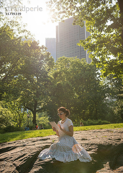 Mittelgroße erwachsene Frauen mit digitalem Tablet im Central Park  New York