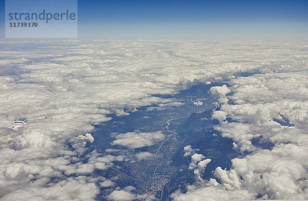 Luftaufnahme der Wolken über den Dolomiten  Italien