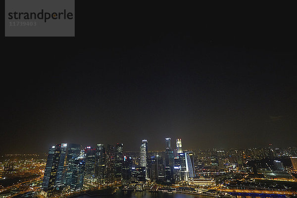 Singapurs Stadtbild bei Nacht
