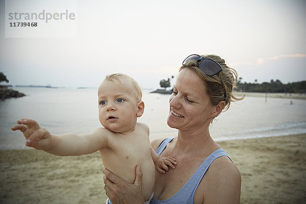 Porträt der Mutter und des kleinen Jungen am Strand  Singapur