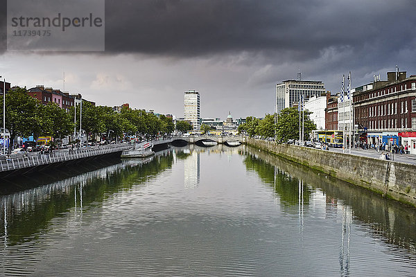 Blick auf den Fluss Liffey  Dublin  Republik Irland