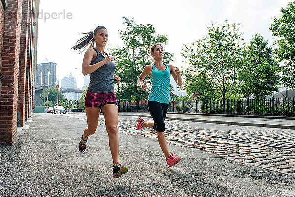 Junge Frauen laufen in Dumbo  Brooklyn  New York  USA