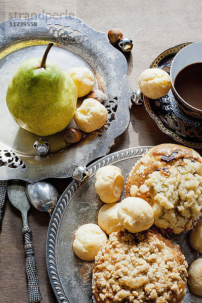 Muffins und Windbeutel mit einer Birne