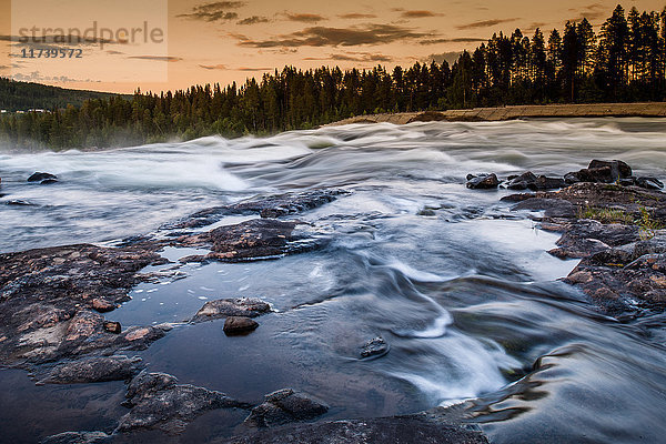 Fluss  der über Felsen fließt  Storforsen  Lappland  Schweden