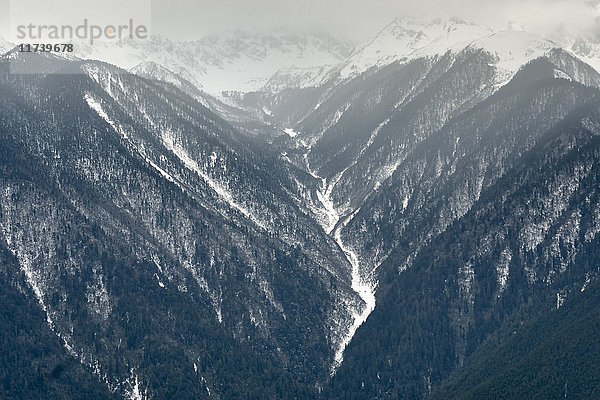 Hochwinkelaufnahme eines Tals und schneebedeckter Berge  Bezirk Shangri-la  Yunnan  China