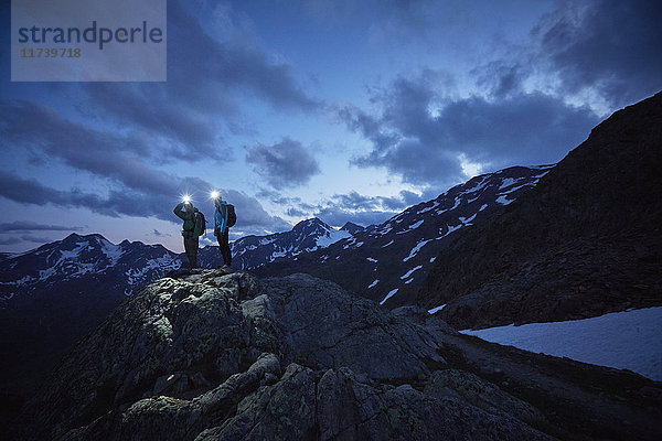 Junges Wanderpaar beim nächtlichen Blick über schroffe Berge  Schnalstaler Gletscher  Schnalstal  Südtirol  Italien