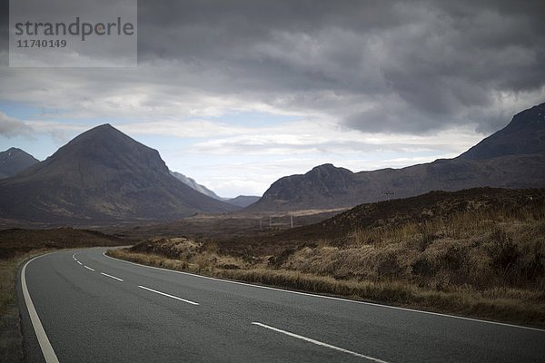 Straße durch das Cuillin-Gebirge  Sligachan  Isle of Skye  Schottland