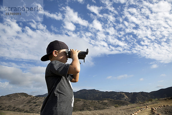Junge schaut durch ein Fernglas hinaus  Thousand Oaks  Kalifornien USA