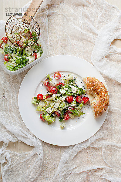 Salat mit frischem Brot