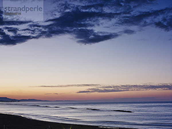 Blick auf die Küste bei Sonnenuntergang  Pescara  Abruzzen  Italien