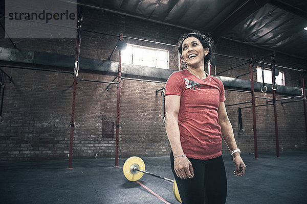 Junge Frau im Fitnessstudio