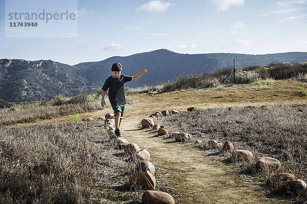Junge tritt über eine Reihe von Gehwegsteinen  Thousand Oaks  Kalifornien USA