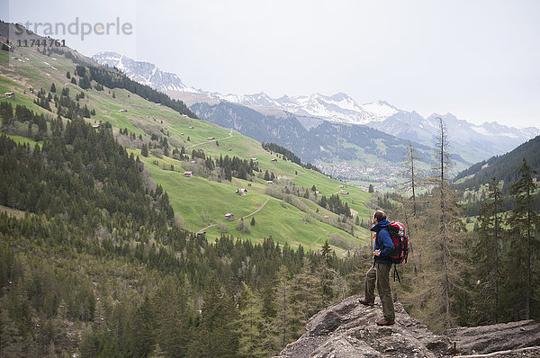 Mann wandert bei den Engstligenfällen  Adelboden  Berner Oberland  Schweiz