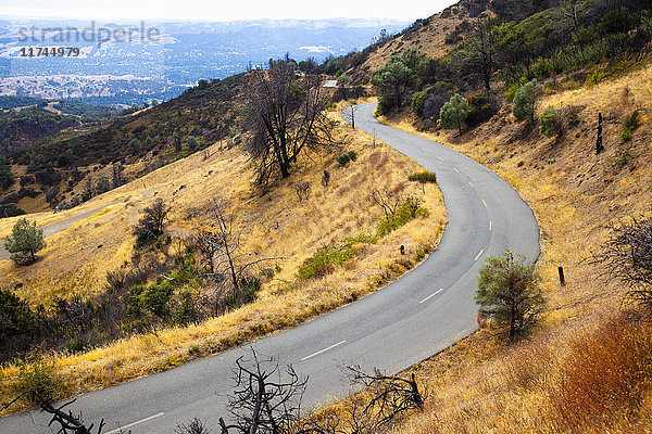 Erhöhte Ansicht einer leeren Landstraße  Mount Diablo  Bay Area  Kalifornien  USA