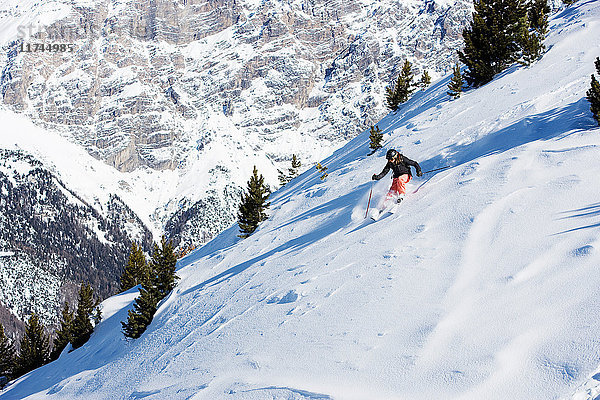 Weibliche Skifahrerinnen bergab