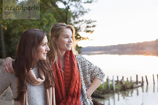 Junge Frauen genießen die Landschaft am See