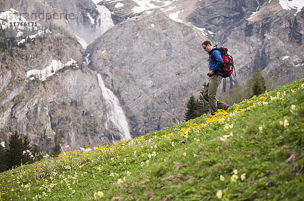 Mann wandert bei den Engstligenfällen  Adelboden  Berner Oberland  Schweiz