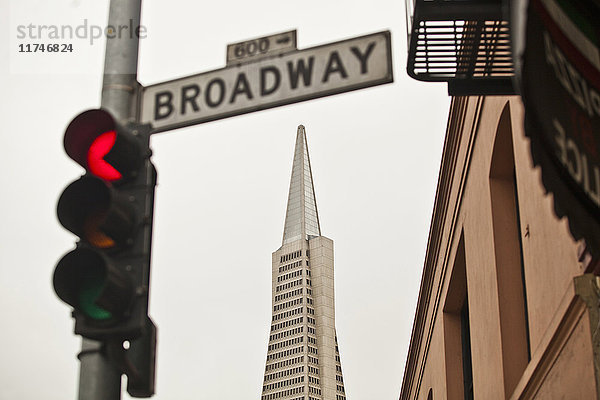 Broadway-Zeichen und Transamerica-Pyramide  San Francisco  Kalifornien  USA